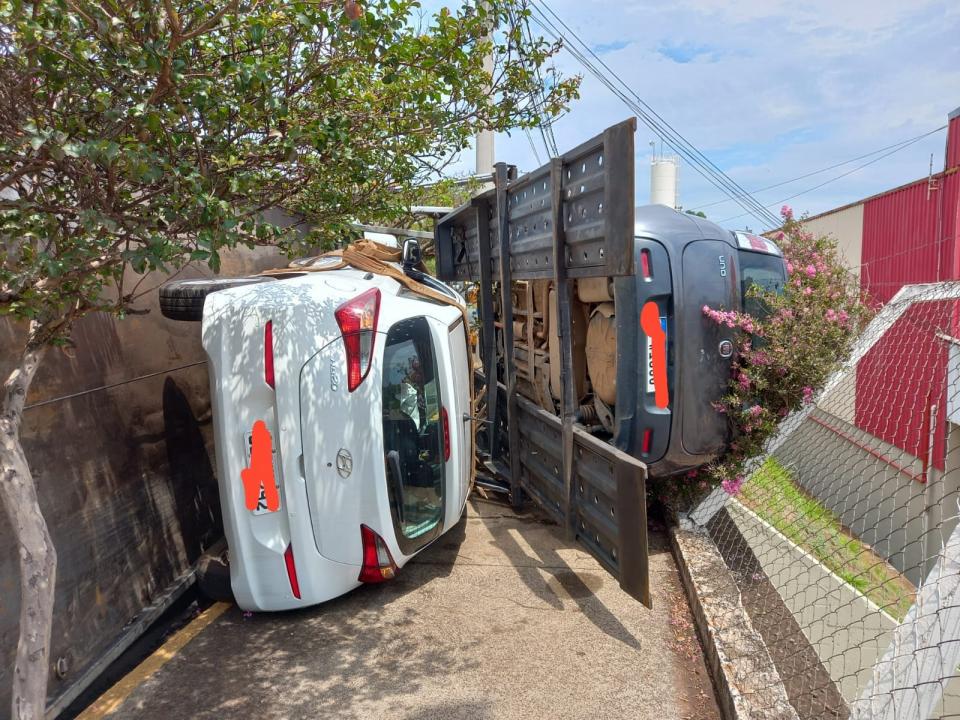 Foto 2 de 5 — Prancha de guincho se solta e tomba com veículos em Araraquara